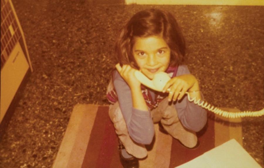 Τότε και σήμερα: 15 διάσημοι Έλληνες φτιάχνουν ξανά παιδικές φωτογραφίες τους και δείχνουν πόσο άλλαξαν