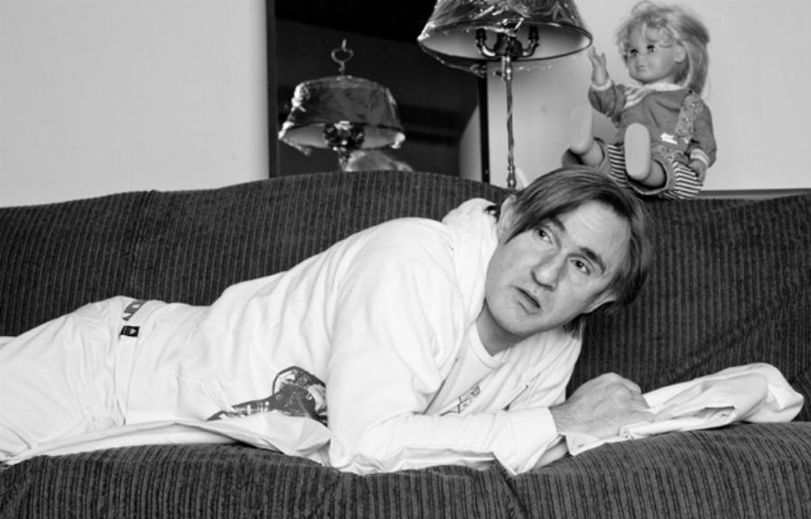 Τότε και σήμερα: 15 διάσημοι Έλληνες φτιάχνουν ξανά παιδικές φωτογραφίες τους και δείχνουν πόσο άλλαξαν