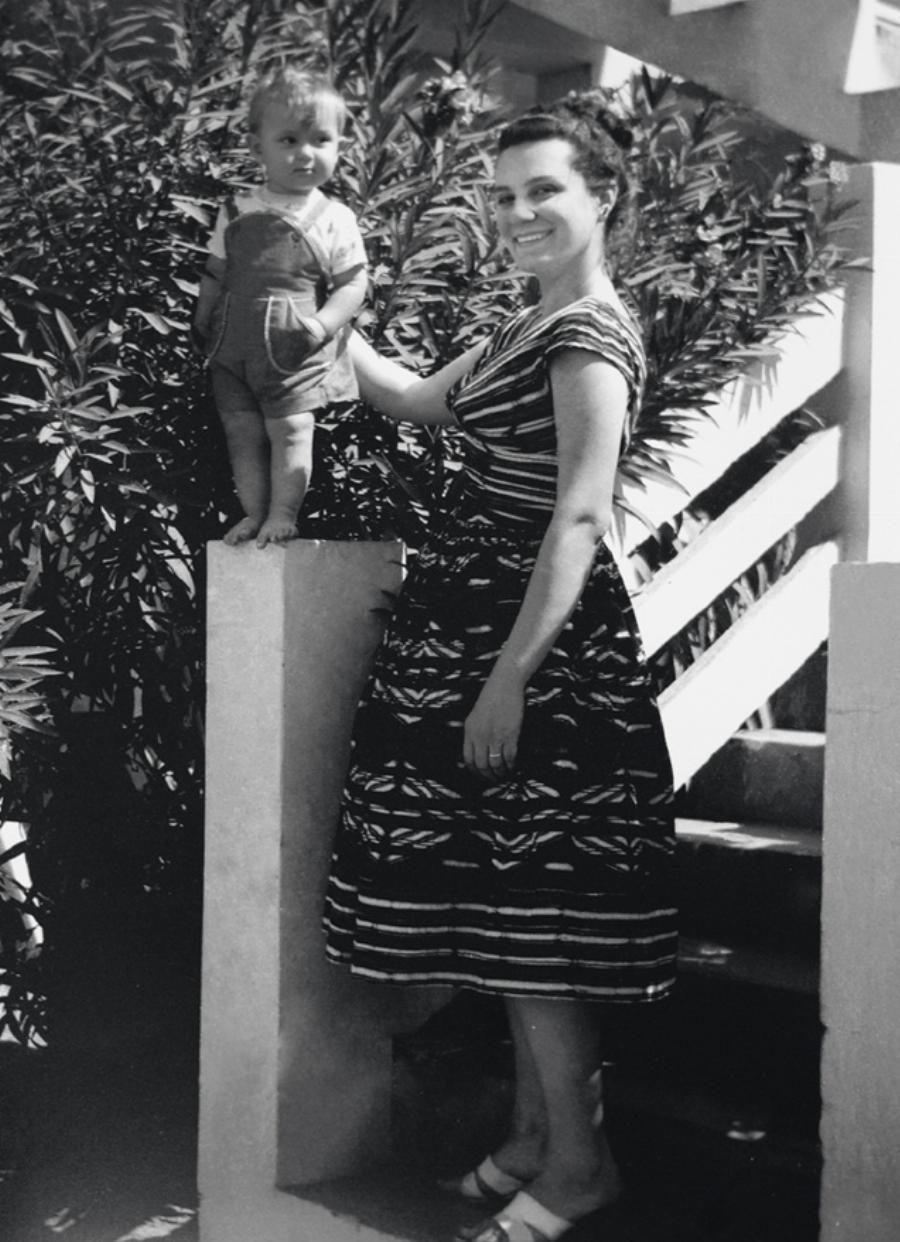 Τότε και σήμερα: 15 διάσημοι Έλληνες φτιάχνουν ξανά παιδικές φωτογραφίες τους και δείχνουν πόσο άλλαξαν