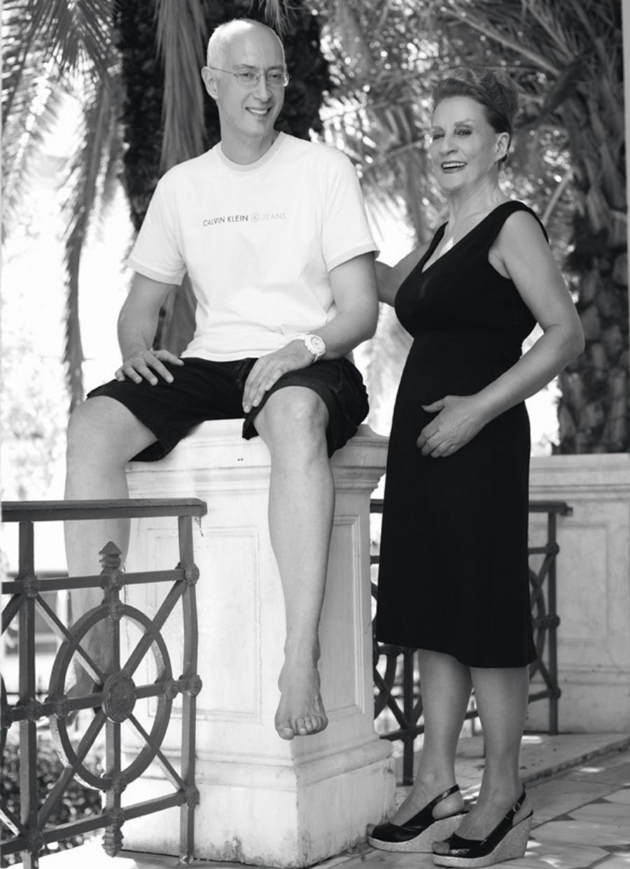 Τότε και σήμερα: 15 διάσημοι Έλληνες φτιάχνουν ξανά παιδικές φωτογραφίες τους και δείχνουν πόσο άλλαξαν