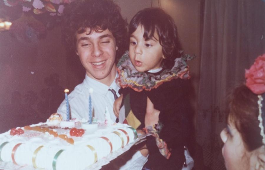 Τότε και σήμερα: 15 διάσημοι Έλληνες φτιάχνουν ξανά παιδικές φωτογραφίες τους και δείχνουν πόσο άλλαξαν