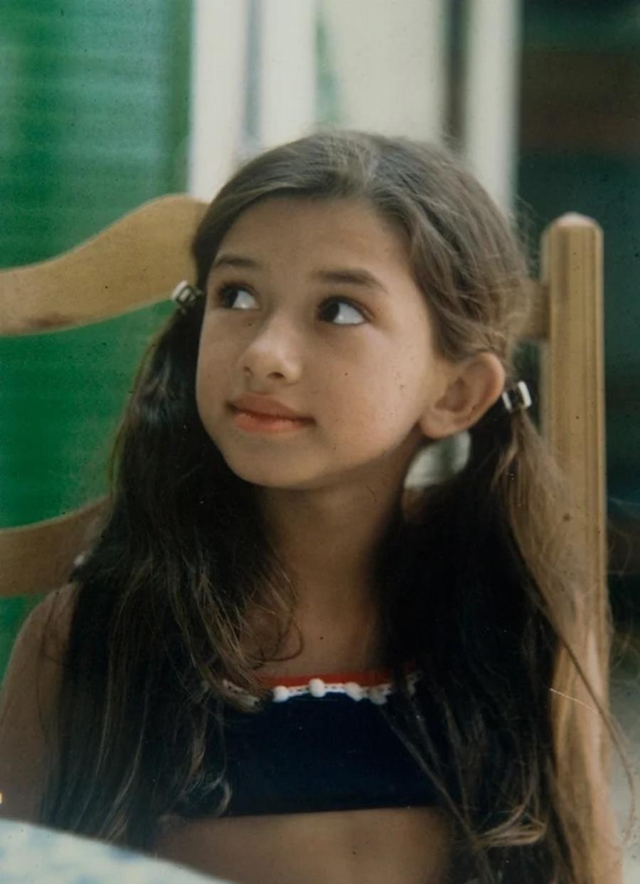 Τότε και σήμερα: 15 διάσημοι Έλληνες φτιάχνουν ξανά παιδικές φωτογραφίες τους και δείχνουν πόσο άλλαξαν