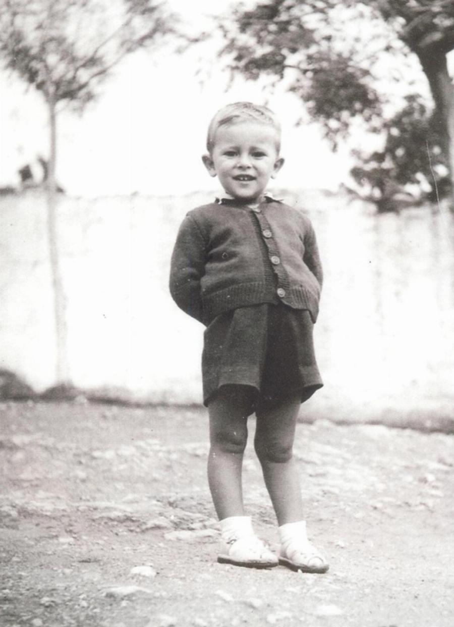 Τότε και σήμερα: 15 διάσημοι Έλληνες φτιάχνουν ξανά παιδικές φωτογραφίες τους και δείχνουν πόσο άλλαξαν