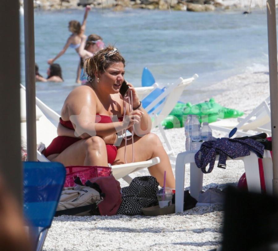 Η Δανάη Μπάρκα έβαλε το μπικίνι της και ξεκίνησε τα μπάνια