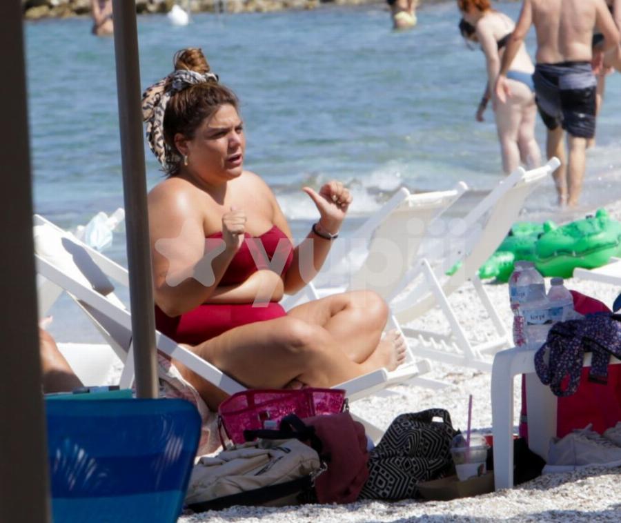 Η Δανάη Μπάρκα έβαλε το μπικίνι της και ξεκίνησε τα μπάνια