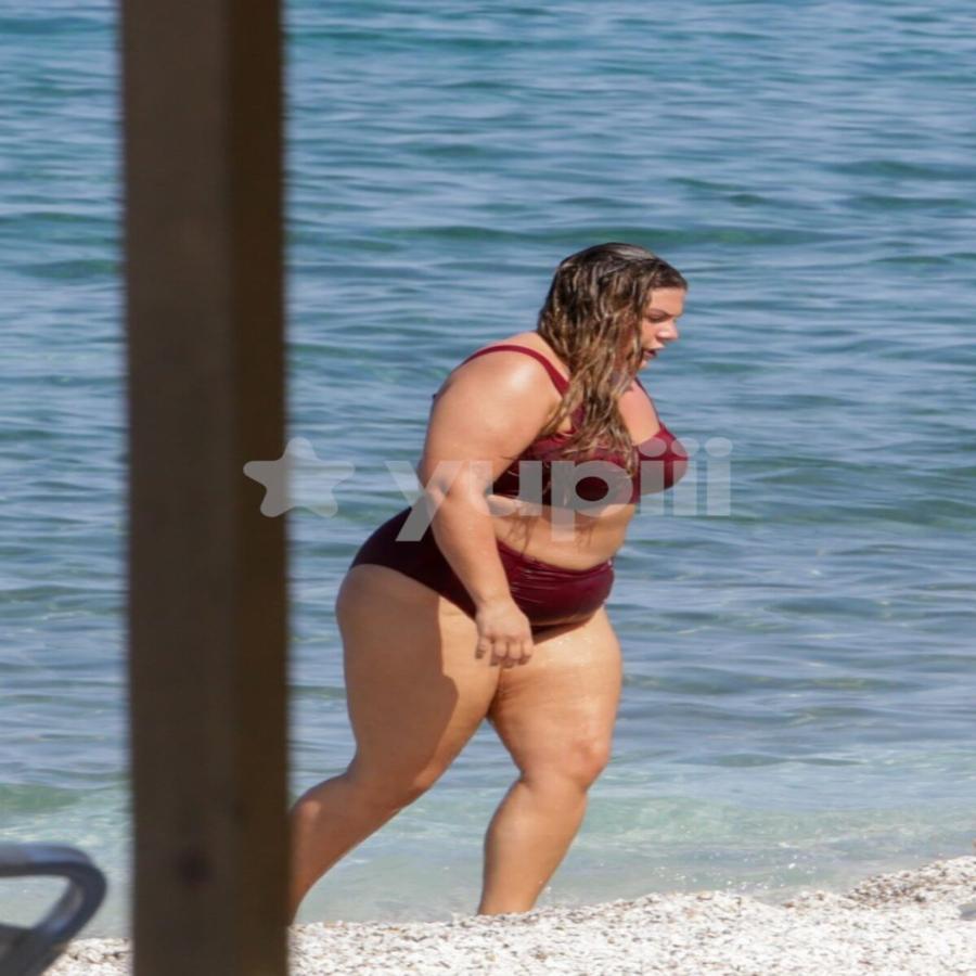 Η Δανάη Μπάρκα έβαλε το μπικίνι της και ξεκίνησε τα μπάνια
