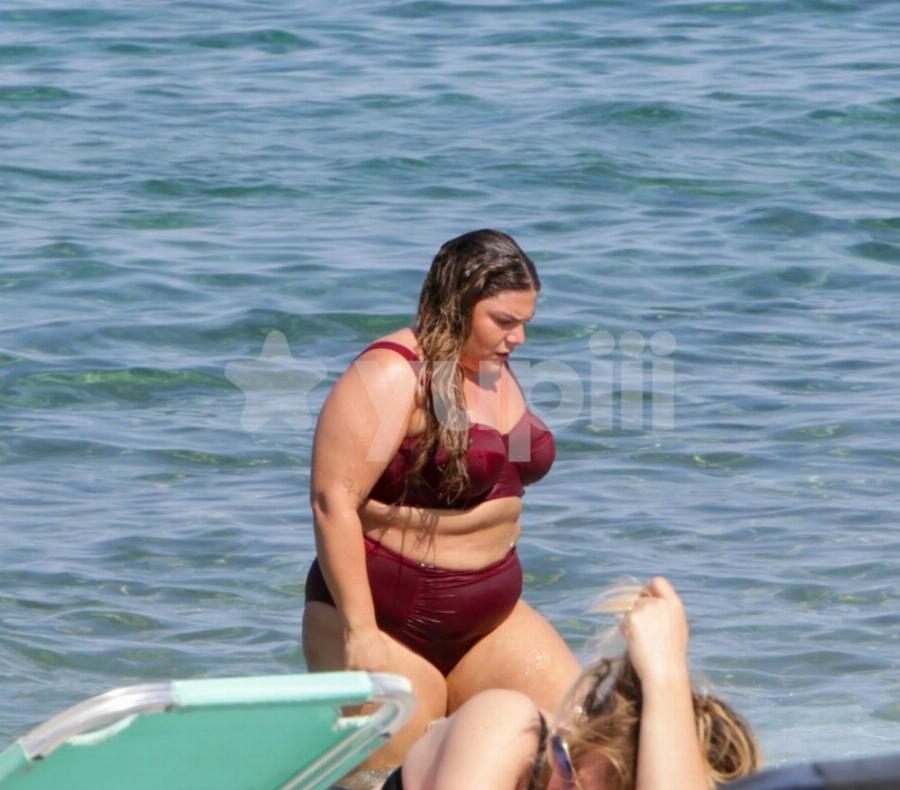 Η Δανάη Μπάρκα έβαλε το μπικίνι της και ξεκίνησε τα μπάνια