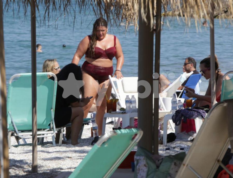 Η Δανάη Μπάρκα έβαλε το μπικίνι της και ξεκίνησε τα μπάνια