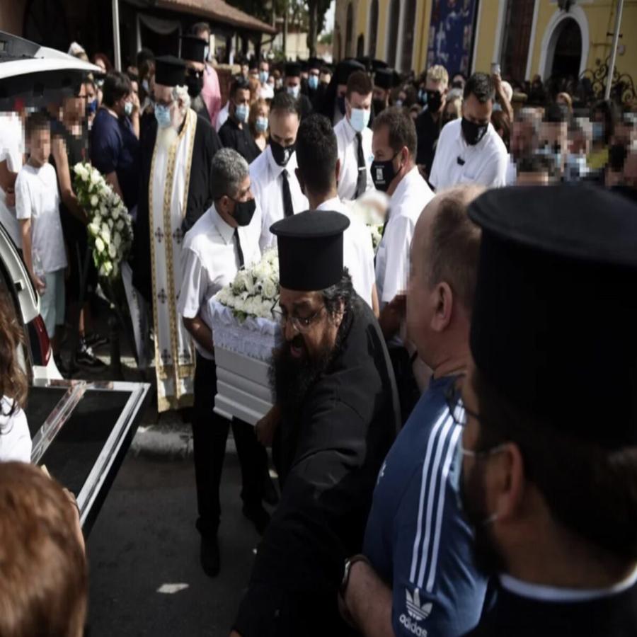 Σκηνές αρχαίας τραγωδίας στην κηδεία της 14χρονης που πέθανε από σηπτικό σοκ