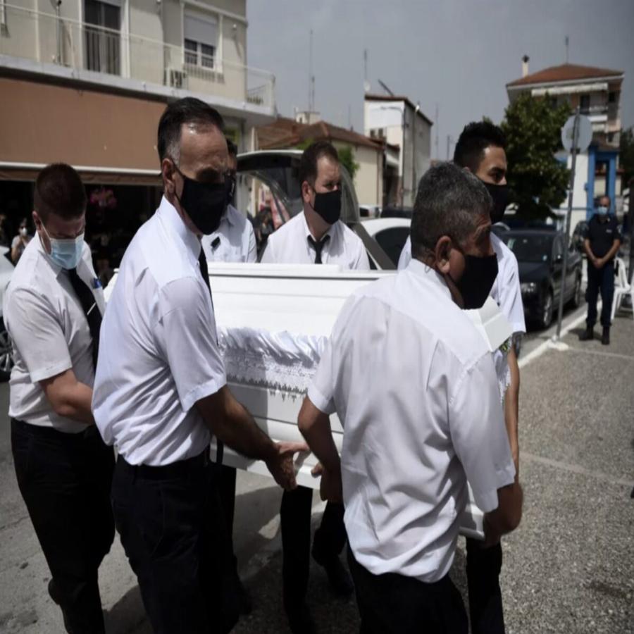 Σκηνές αρχαίας τραγωδίας στην κηδεία της 14χρονης που πέθανε από σηπτικό σοκ