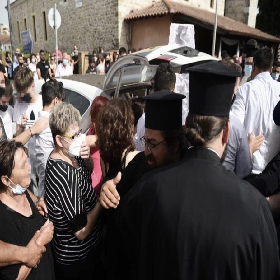 Σκηνές αρχαίας τραγωδίας στην κηδεία της 14χρονης που πέθανε από σηπτικό σοκ