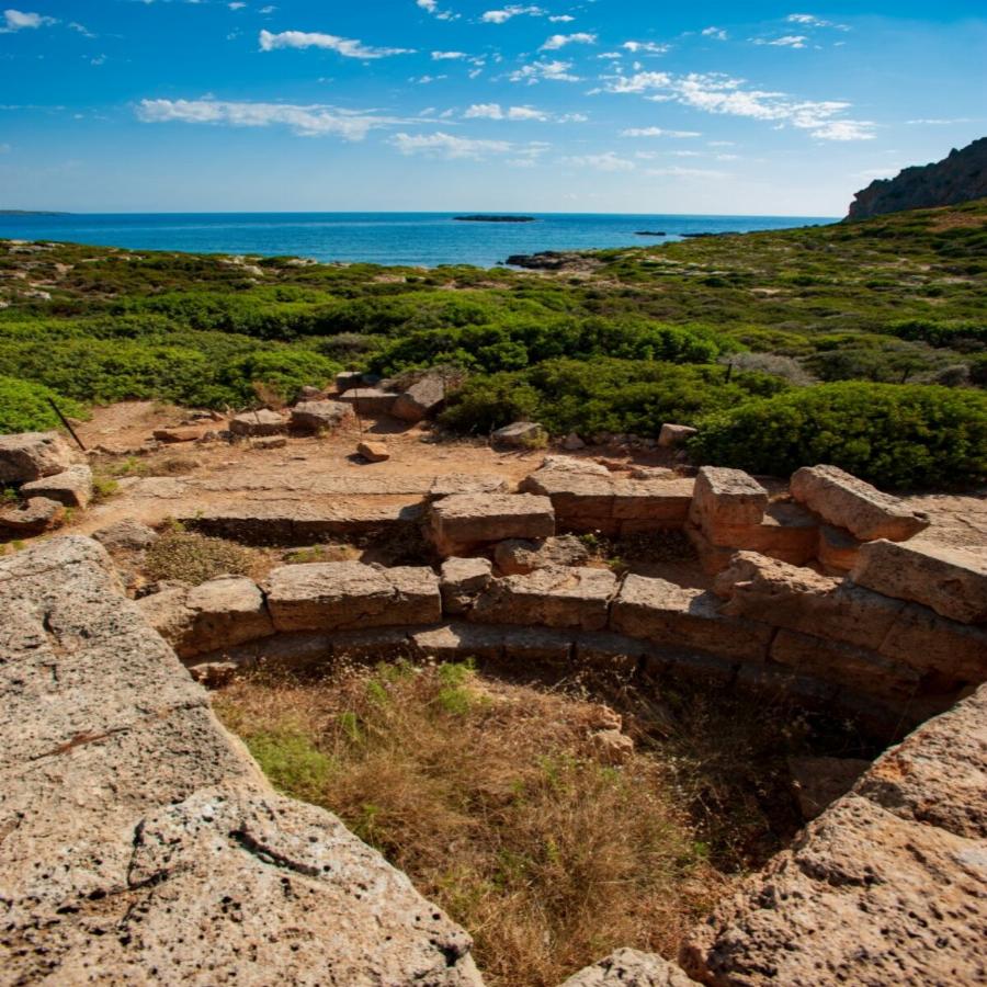 Φαλάσαρνα: Η μαγευτική , Ελληνική παραλία με τη σπάνια ομορφιά που κάποτε ήταν αρχαίο λιμάνι