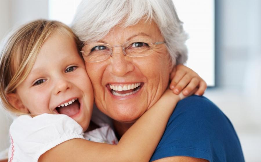 Γιατί η γιαγιά απ’ την πλευρά της μαμάς είναι πιο σημαντική για τα παιδιά