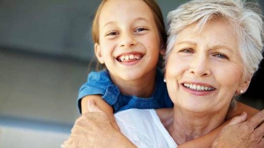 Γιατί η γιαγιά απ’ την πλευρά της μαμάς είναι πιο σημαντική για τα παιδιά