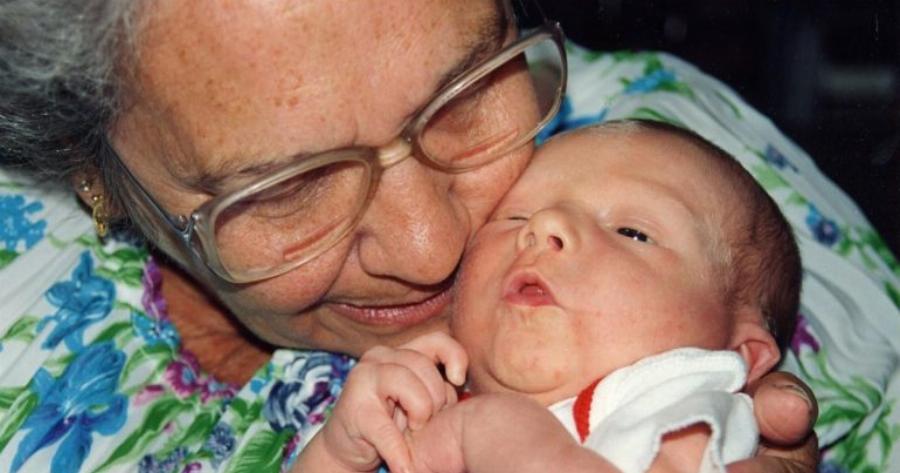 Γιατί η γιαγιά απ’ την πλευρά της μαμάς είναι πιο σημαντική για τα παιδιά