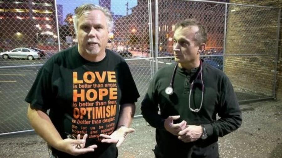 Όταν όλοι κοιμούνται, αυτός ο γιατρός βγαίνει στους δρόμους κάθε βράδυ για να προσφέρει βοήθεια στους άστεγους