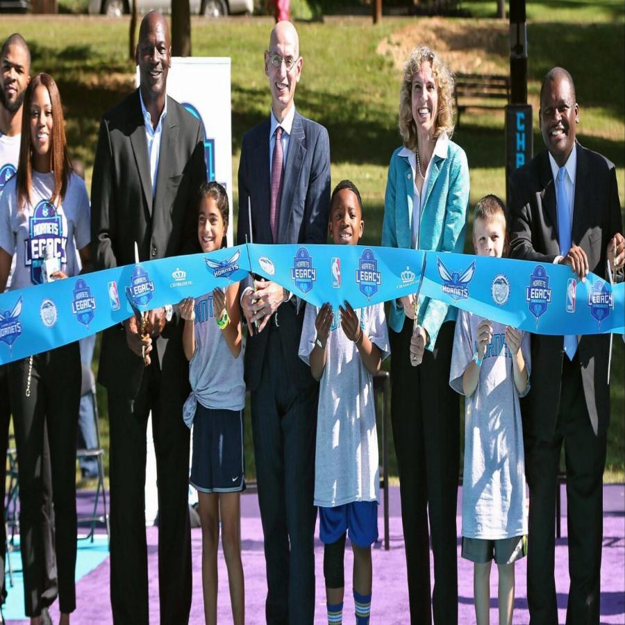 Μάικλ Τζόρνταν: Ανοίγει νοσοκομεία για άτομα με χαμηλό εισόδημα