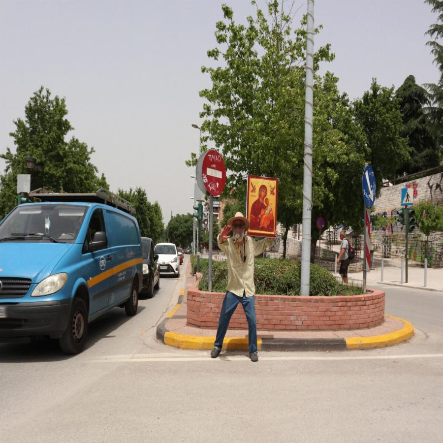 Λάρισα: Άντρας βγήκε στους δρόμους κρατώντας την εικόνα της Παναγίας