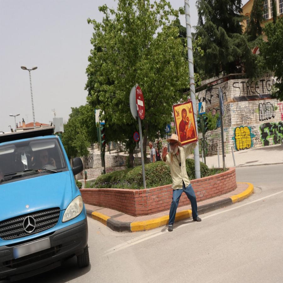 Λάρισα: Άντρας βγήκε στους δρόμους κρατώντας την εικόνα της Παναγίας