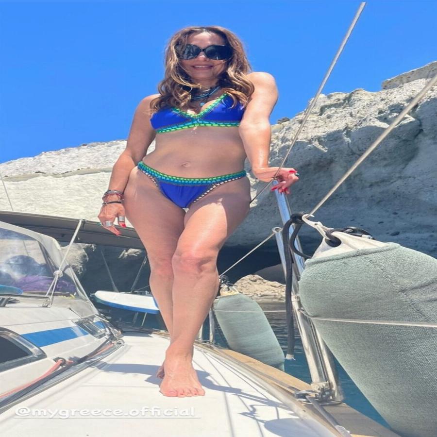 Δέσποινα Βανδή: Ποζάρει με μαγιό στα 52 της και δείχνει το αψεγάδιαστο κορμί της