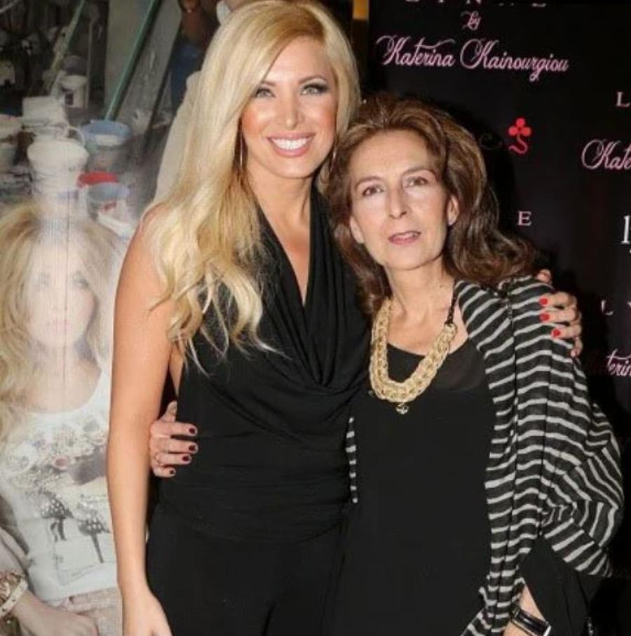 Σχέση Λατρείας: 12 σπάνιες φωτογραφίες διάσημων Ελληνίδων μαζί με τις αγαπημένες μαμάδες τους