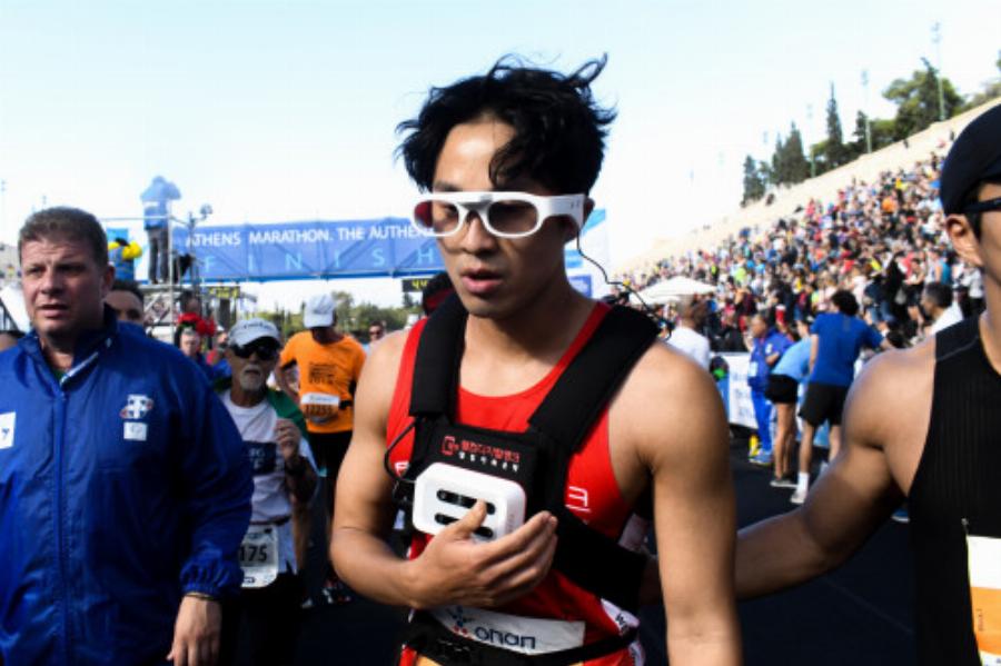 Τεράστια δύναμη ψυχής: Τυφλός αθλητής από την Κορέα τερμάτισε στο Μαραθώνιο χωρίς συνοδό