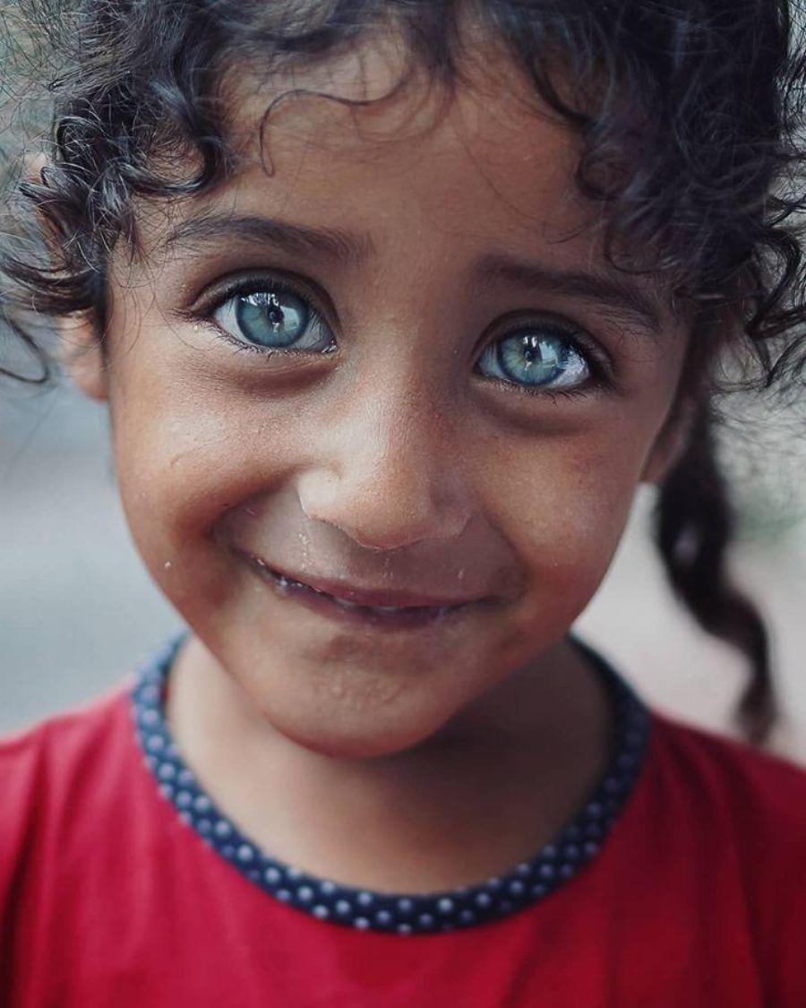 Φωτογράφος καταγράφει την ομορφιά των παιδικών ματιών που λάμπουν σαν πολύτιμοι λίθοι