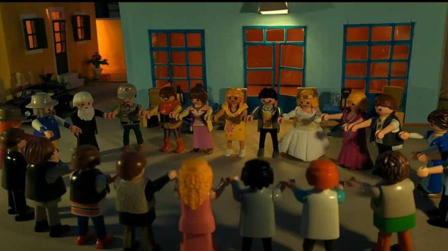 Άγριες Μέλισσες: Το χωριό της αγαπημένης σειράς μεταμορφώθηκε και σε Playmobil