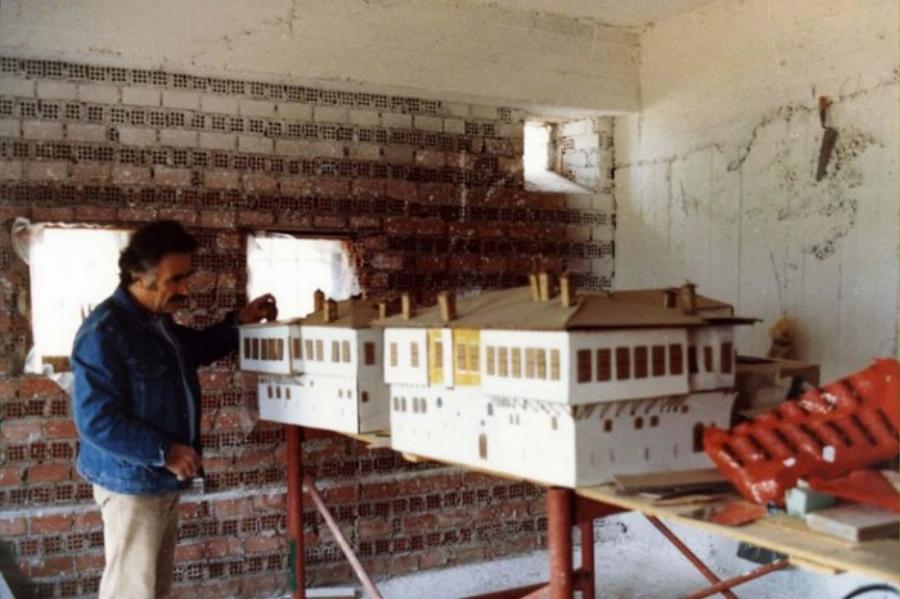 Παύλος Βρέλλης: Ο Έλληνας που έφτιαξε με τα χέρια του σε κέρινα ομοιώματα την ιστορία της χώρας μας.