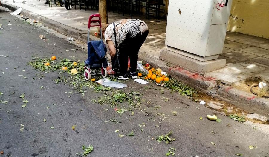 Ελλάς 2021: Έλληνες ψάχνουν στα σκουπίδια στις λαϊκές αγορές