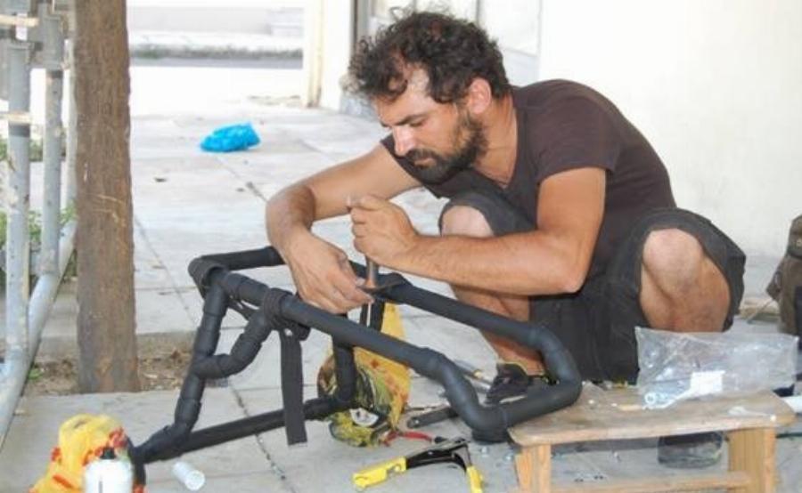 Βασίλης Τζιγκούρας: Ο Έλληνας υδραυλικός που βοηθάει ανάπηρα ζωάκια να περπατήσουν ξανά