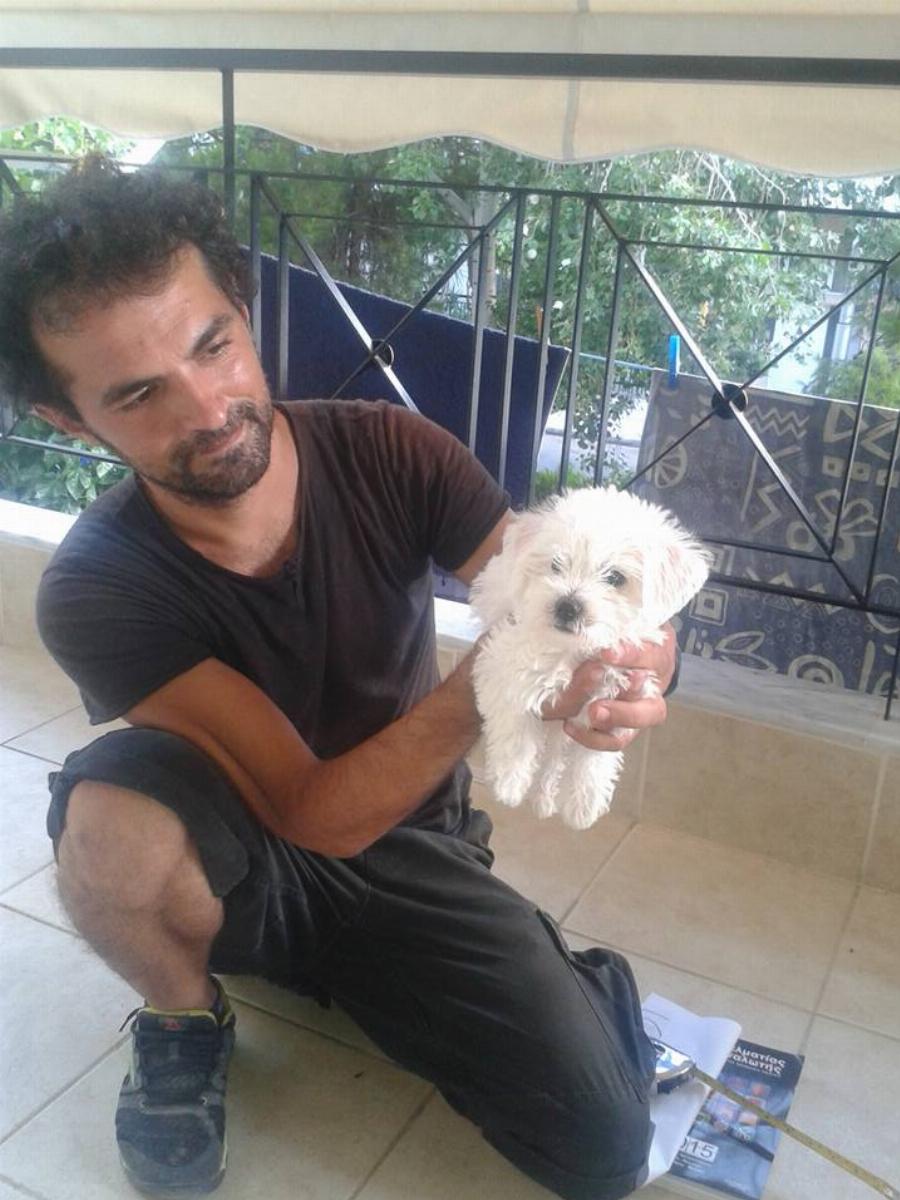 Βασίλης Τζιγκούρας: Ο Έλληνας υδραυλικός που βοηθάει ανάπηρα ζωάκια να περπατήσουν ξανά