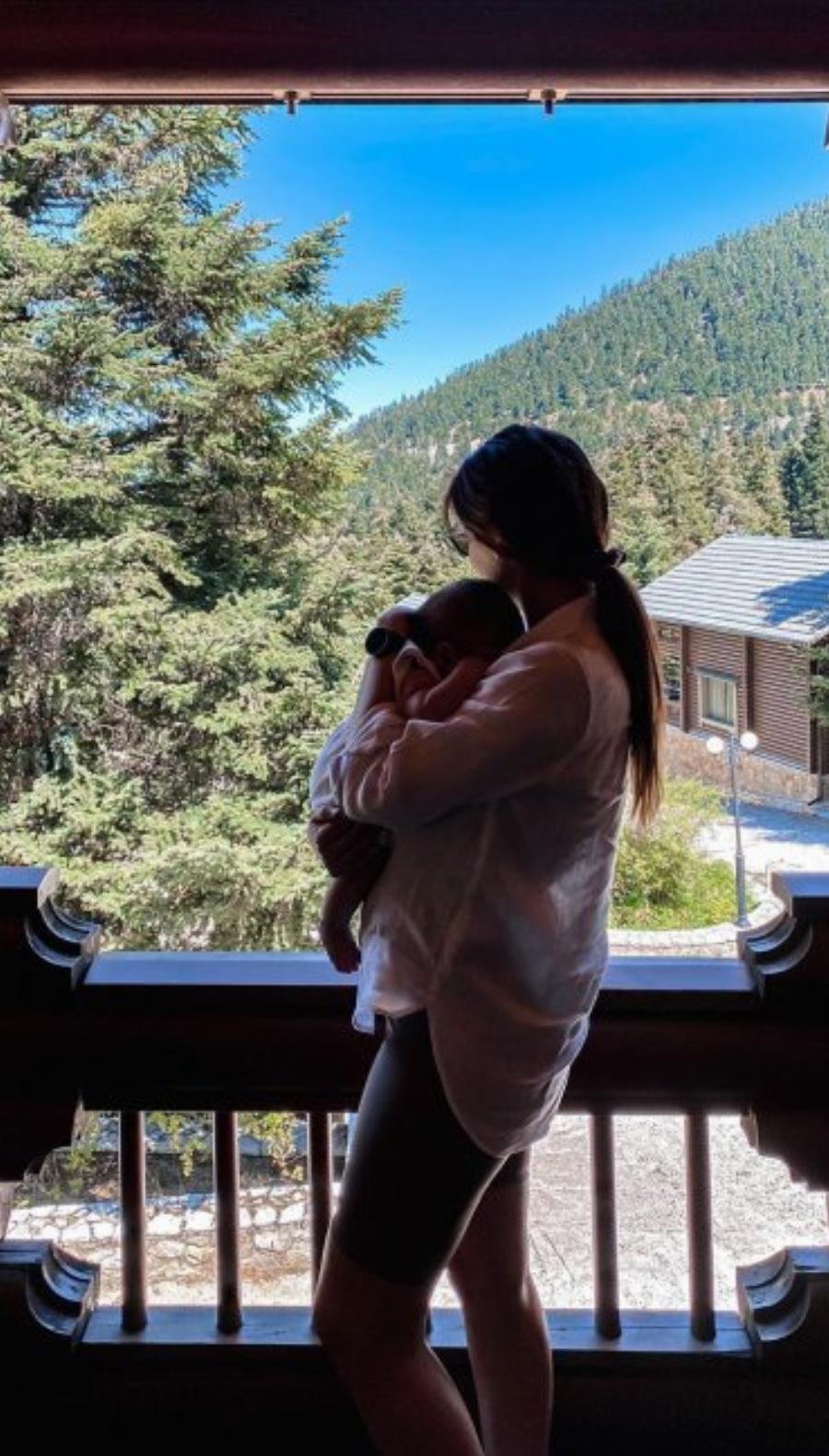 Διάσημες Ελληνίδες μάνες σε καλοκαιρινές στιγμές με τα παιδάκια τους