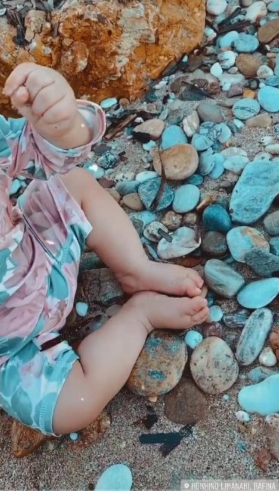 Διάσημες Ελληνίδες μάνες σε καλοκαιρινές στιγμές με τα παιδάκια τους