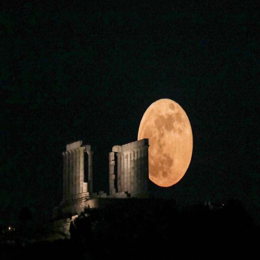 Πανσέληνος: Μαγευτικές εικόνες από το «Φεγγάρι της Φράουλας»