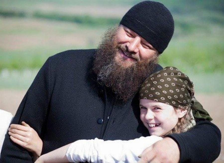 Είναι σήμερα 53 ετών και μεγαλώνει 400 παιδιά – Τα μεγαλώνει σε 2 Μοναστήρια!