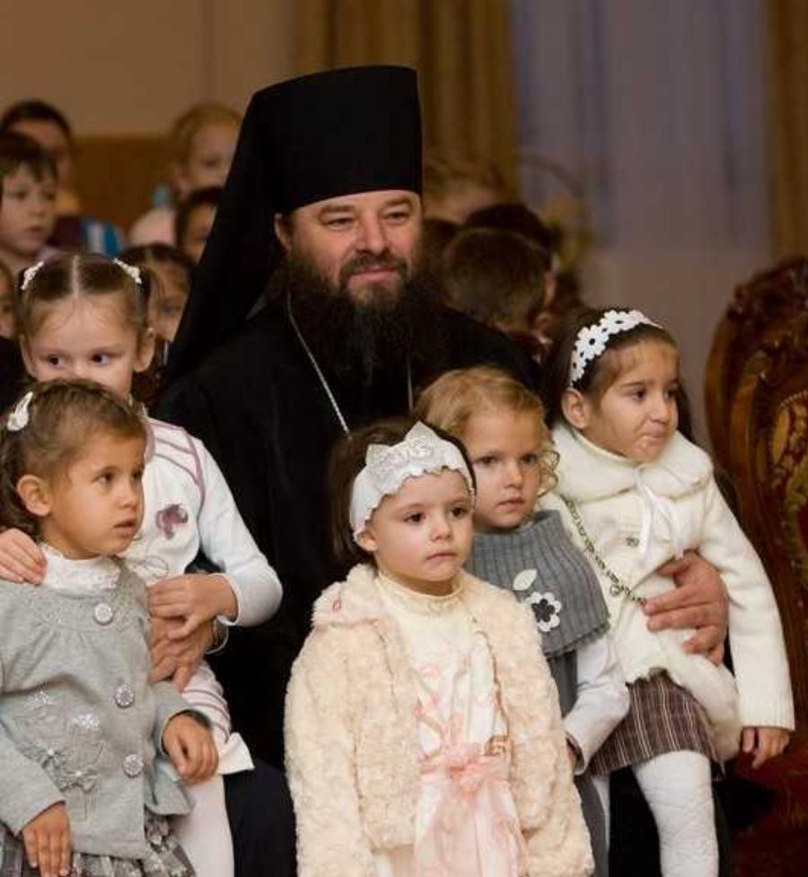 Είναι σήμερα 53 ετών και μεγαλώνει 400 παιδιά – Τα μεγαλώνει σε 2 Μοναστήρια!