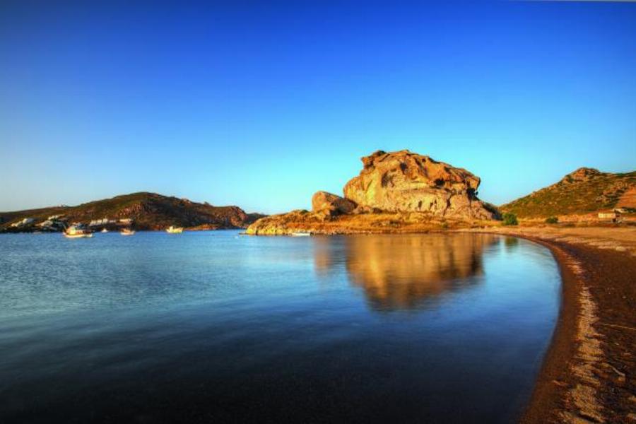 Πάτμος: Ιδιαίτερο φως, μυστηριακή ατμόσφαιρα και από τις ομορφότερες χώρες του Αιγαίου