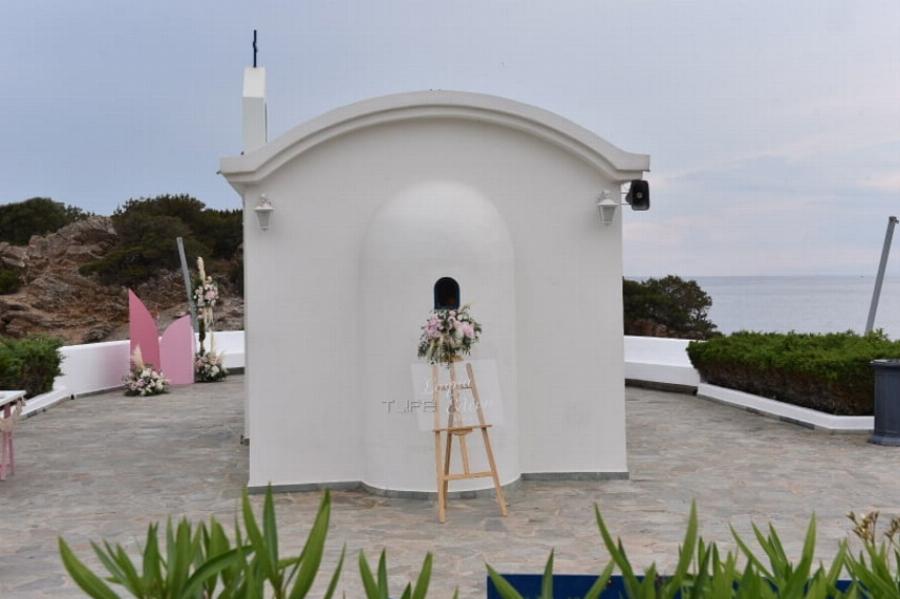 Λευτέρης Πετρούνιας – Βασιλική Μιλλούση: Βάπτισαν σήμερα τις κόρες τους σε μια υπέροχη τελετή