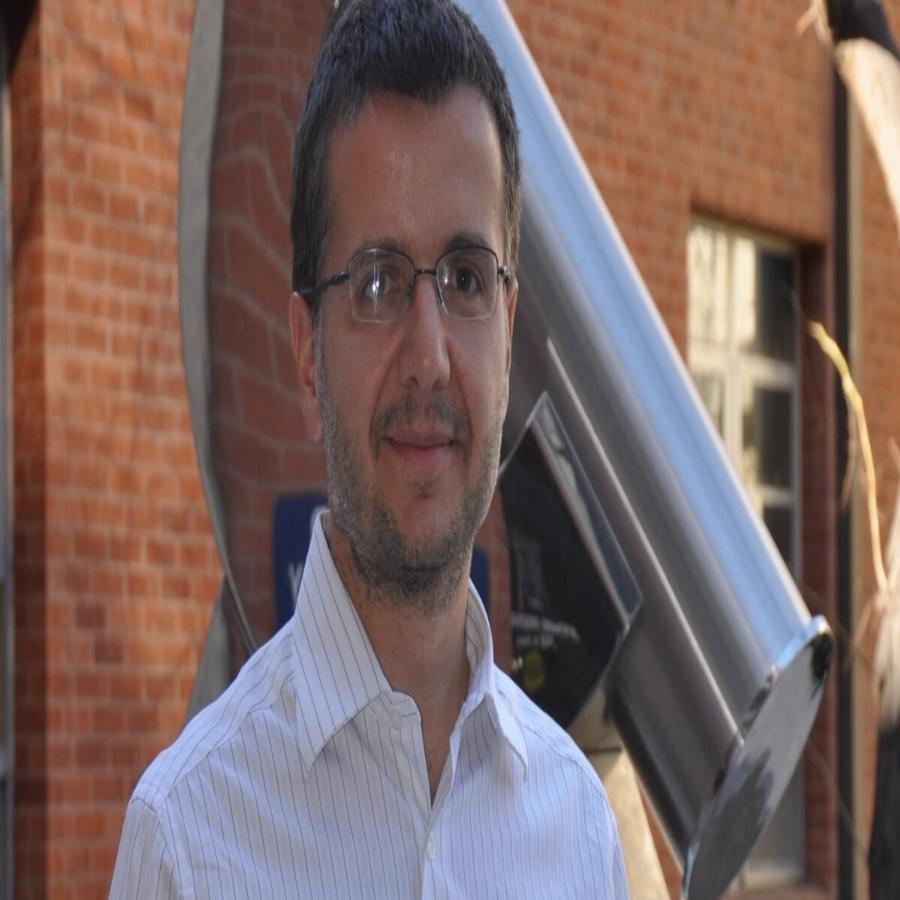 Δημήτρης Ψάλτης: Ο αστροφυσικός από τις Σέρρες που μπορεί να φέρει το τρίτο Νόμπελ στην Ελλάδα