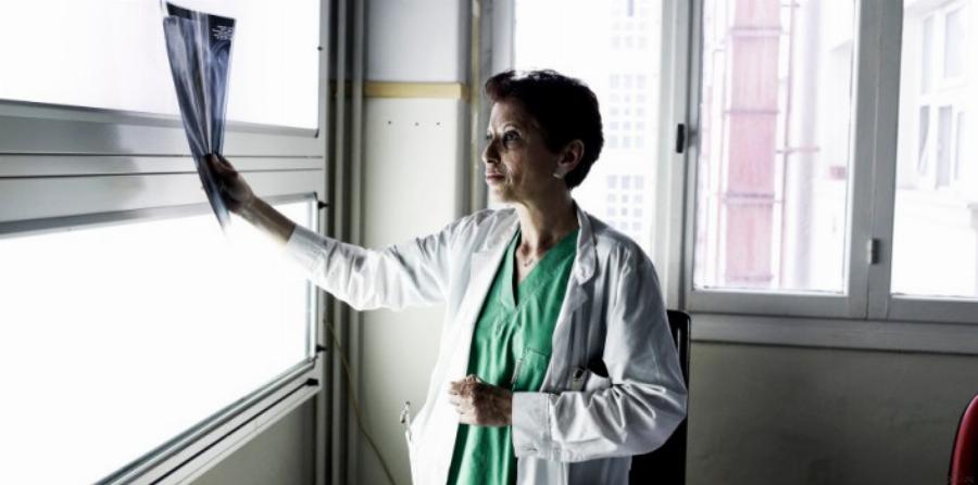 Καλλιόπη Αθανασιάδη: Η κορυφαία Ελληνίδα θωρακοχειρουργός του Ευαγγελισμού που πήγε ενάντια σε κάθε πρόβλεψη