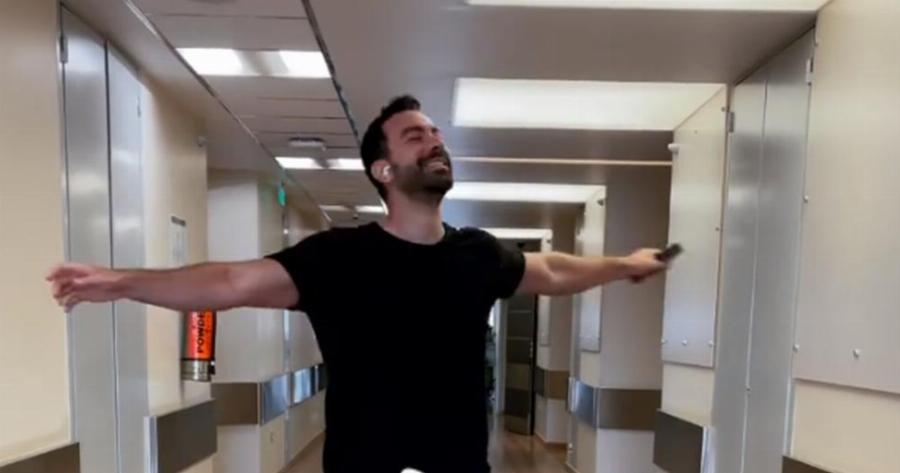 Ξετρελαμένος ο Σάκης Τανιμανίδης: Χορεύει για τις κόρες του στο μαιευτήριο