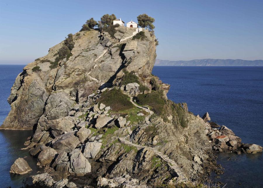 Σκόπελος: Ένα νησί όλο δάσος – Εκεί όπου το πράσινο σμίγει με το γαλάζιο