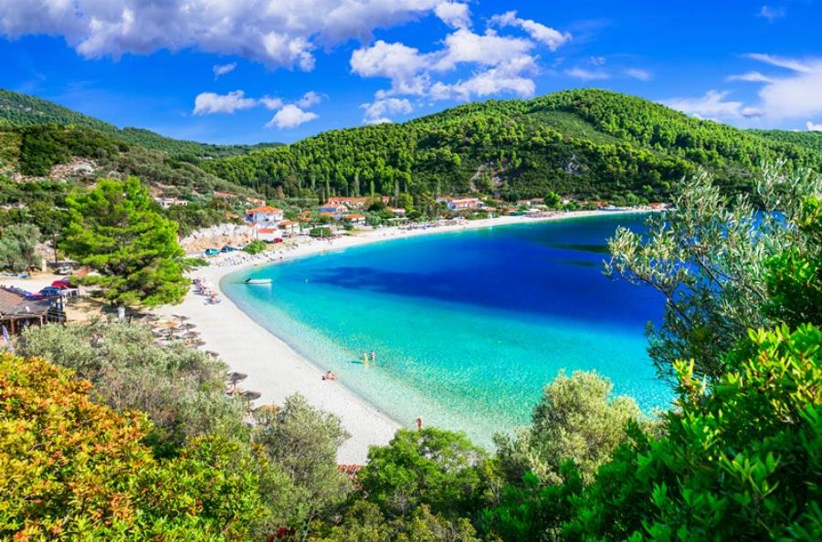 Σκόπελος: Ένα νησί όλο δάσος – Εκεί όπου το πράσινο σμίγει με το γαλάζιο