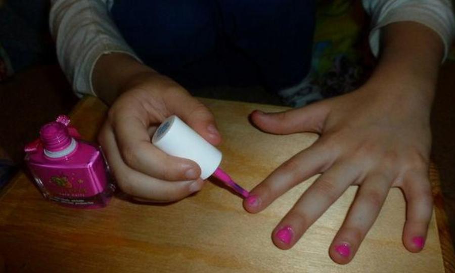 Εξομολόγηση μητέρας: «Γιατί ενθαρρύνω τους γιους μου, να βάφουν τα νύχια τους»