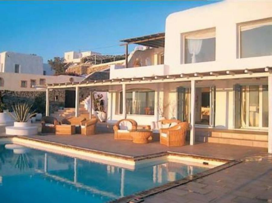 Σπίτια διάσημων Ελλήνων: Οι πιο εντυπωσιακές κατοικίες τους στην Ελλάδα