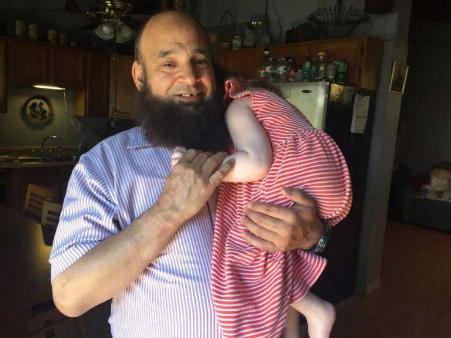 Ο σπουδαίος άνθρωπος που υιοθετεί όσα καρκινοπαθή παιδιά εγκαταλείπουν στα νοσοκομεία οι γονείς τους