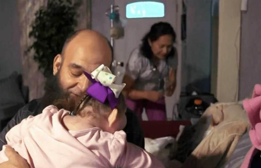 Ο σπουδαίος άνθρωπος που υιοθετεί όσα καρκινοπαθή παιδιά εγκαταλείπουν στα νοσοκομεία οι γονείς τους