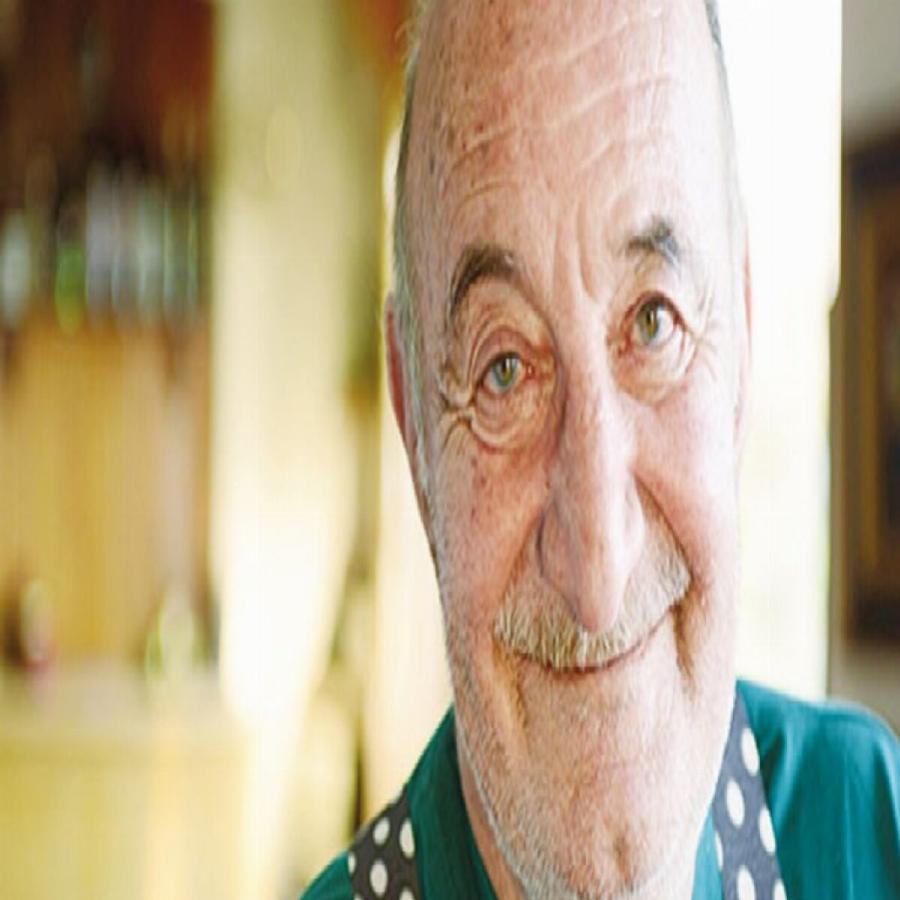 Λείπεις Σωτήρη: Η ιστορική σκηνή Μουστάκα – Τσάκωνα με την οποία δακρύζουμε από τα γέλια