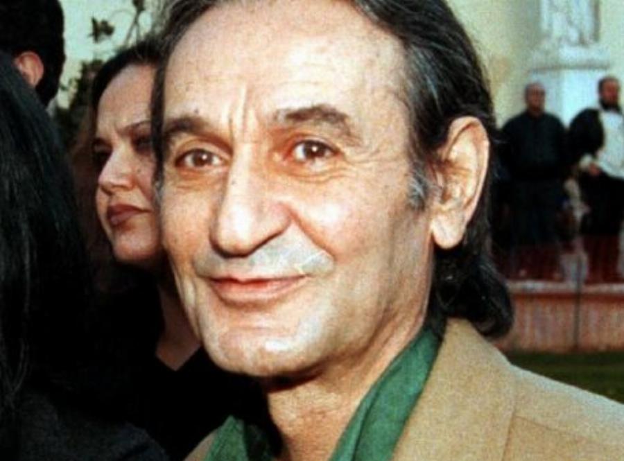 Λείπεις Σωτήρη: Η ιστορική σκηνή Μουστάκα – Τσάκωνα με την οποία δακρύζουμε από τα γέλια